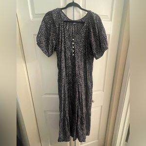 Old Navy maxi dress with pockets. Size medium. Color black.